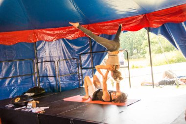 Kiel, Almanya - 23 Haziran 2019: Sunum - Akroyoga, yoga ve akrobasi unsurlarını birleştiriyor