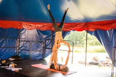 Kiel, Almanya - 23 Haziran 2019: Sunum - Akroyoga, yoga ve akrobasi unsurlarını birleştiriyor