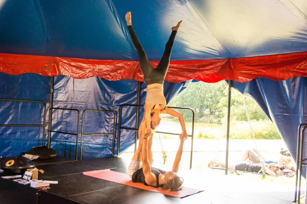 Kiel, Almanya - 23 Haziran 2019: Sunum - Akroyoga, yoga ve akrobasi unsurlarını birleştiriyor