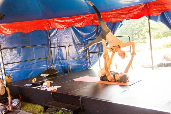 Kiel, Almanya - 23 Haziran 2019: Sunum - Akroyoga, yoga ve akrobasi unsurlarını birleştiriyor