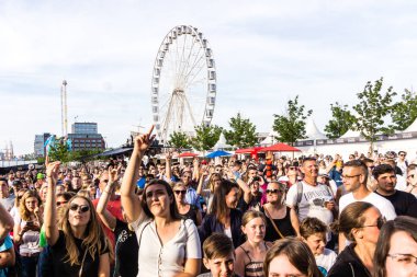 Kiel, Almanya - 24 Haziran 2019: Rapçi Mc Fitti Hoern Stage 'de sahne alıyor