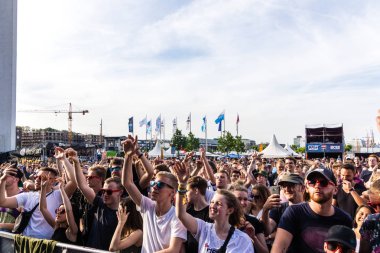 Kiel, Almanya - 24 Haziran 2019: Rapçi Mc Fitti Hoern Stage 'de sahne alıyor