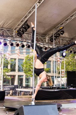 Kiel, Almanya - 25 Haziran 2019: The Pole-dance Kiel Academy şarkıcısı 125. Kiel haftasında Matrix 'ten müzik eşliğinde dans ediyor 
