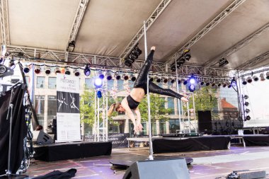 Kiel, Almanya - 25 Haziran 2019: The Pole-dance Kiel Academy şarkıcısı 125. Kiel haftasında Matrix 'ten müzik eşliğinde dans ediyor 