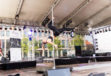 Kiel, Almanya - 25 Haziran 2019: The Pole-dance Kiel Academy şarkıcısı 125. Kiel haftasında Matrix 'ten müzik eşliğinde dans ediyor 