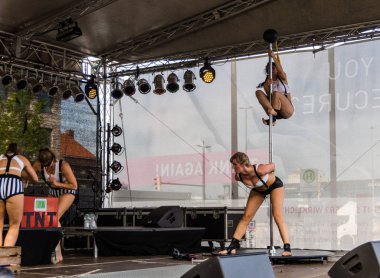 Kiel, Almanya - 25 Haziran 2019: The Pole-dance Kiel Academy şarkıcısı Mission: Impossible during 125th Kiel Week 