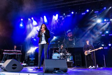 Kiel, Almanya - 22 Haziran 2019: Cassandra Steen & Band Kiel haftası boyunca Rathaus Sahnesi 'nde sahne alacak