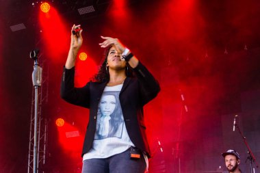 Kiel, Almanya - 22 Haziran 2019: Cassandra Steen & Band Kiel haftası boyunca Rathaus Sahnesi 'nde sahne alacak