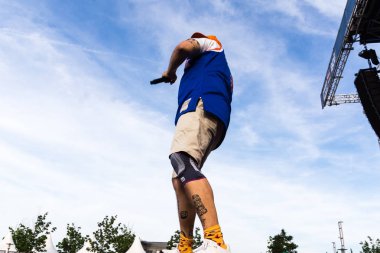 Kiel, Almanya - 24 Haziran 2019: Rapçi Mc Fitti Hoern Stage 'de sahne alıyor