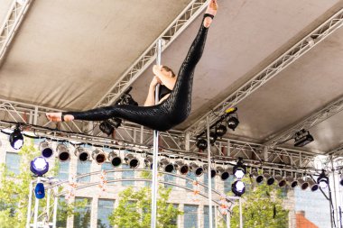 Kiel, Almanya - 25 Haziran 2019: The Pole-dance Kiel Academy şarkıcısı 125. Kiel haftasında Matrix 'ten müzik eşliğinde dans ediyor 