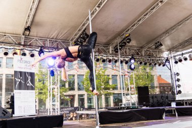 Kiel, Almanya - 25 Haziran 2019: The Pole-dance Kiel Academy şarkıcısı 125. Kiel haftasında Matrix 'ten müzik eşliğinde dans ediyor 