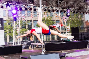 Kiel, Almanya - 25 Haziran 2019: The Pole-dance Kiel Academy şarkıcısı 125. Kiel haftası boyunca Suicide Squad 'dan müzik eşliğinde dans etti 