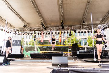 Kiel, Almanya - 25 Haziran 2019: The Pole-dance Kiel Academy şarkıcısı James Bond 'dan müzik eşliğinde dans ediyor - 125. Kiel haftasında Solace Kuantum 