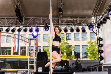 Kiel, Almanya - 25 Haziran 2019: The Pole-dance Kiel Academy şarkıcısı James Bond 'dan müzik eşliğinde dans ediyor - 125. Kiel haftasında Solace Kuantum 
