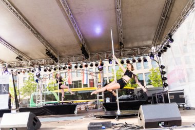Kiel, Almanya - 25 Haziran 2019: The Pole-dance Kiel Academy şarkıcısı James Bond 'dan müzik eşliğinde dans ediyor - 125. Kiel haftasında Solace Kuantum 
