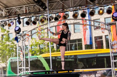 Kiel, Almanya - 25 Haziran 2019: The Pole-dance Kiel Academy şarkıcısı James Bond 'dan müzik eşliğinde dans ediyor - 125. Kiel haftasında Solace Kuantum 