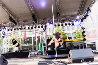 Kiel, Almanya - 25 Haziran 2019: The Pole-dance Kiel Academy şarkıcısı James Bond 'dan müzik eşliğinde dans ediyor - 125. Kiel haftasında Solace Kuantum 