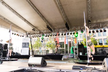 Kiel, Almanya - 25 Haziran 2019: The Pole-dance Kiel Academy şarkıcısı 125. Kiel haftasında Tomb Raider 'dan müzik eşliğinde dans ediyor 