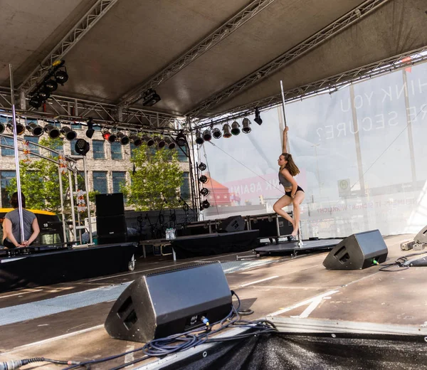德国基尔 Kiel 2019年6月25日 在第125个基尔周期间 基尔学院 Kiel Academy 的撑杆跳舞以拍摄 金钱抢劫 的音乐 — 图库照片