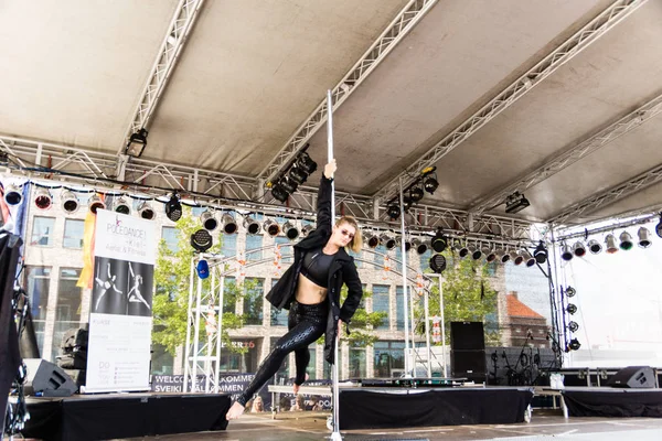 德国基尔 Kiel 2019年6月25日 第125个基尔周期间 基尔学院 Kiel Academy 的撑杆跳舞以拍摄 黑客帝国 中的音乐 — 图库照片