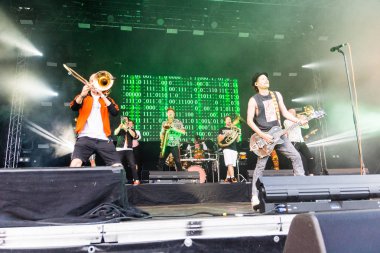 Kiel, Almanya - 26 Haziran 2019: Köln 'den Brasspop-Band Querbeat 125. Kiel haftası boyunca Rathaus Stage' de sahne alacak