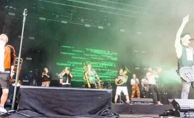 Kiel, Almanya - 26 Haziran 2019: Köln 'den Brasspop-Band Querbeat 125. Kiel haftası boyunca Rathaus Stage' de sahne alacak