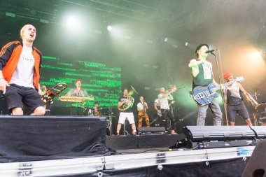 Kiel, Almanya - 26 Haziran 2019: Köln 'den Brasspop-Band Querbeat 125. Kiel haftası boyunca Rathaus Stage' de sahne alacak