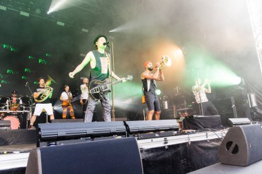 Kiel, Almanya - 26 Haziran 2019: Köln 'den Brasspop-Band Querbeat 125. Kiel haftası boyunca Rathaus Stage' de sahne alacak