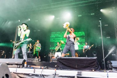 Kiel, Almanya - 26 Haziran 2019: Köln 'den Brasspop-Band Querbeat 125. Kiel haftası boyunca Rathaus Stage' de sahne alacak