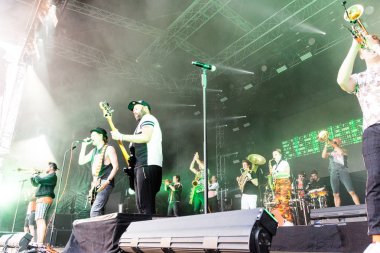Kiel, Almanya - 26 Haziran 2019: Köln 'den Brasspop-Band Querbeat 125. Kiel haftası boyunca Rathaus Stage' de sahne alacak