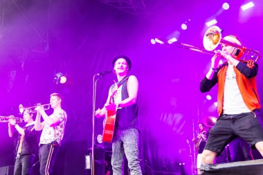 Kiel, Almanya - 26 Haziran 2019: Köln 'den Brasspop-Band Querbeat 125. Kiel haftası boyunca Rathaus Stage' de sahne alacak