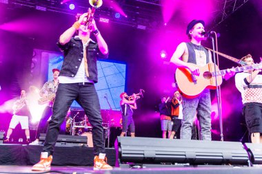 Kiel, Almanya - 26 Haziran 2019: Köln 'den Brasspop-Band Querbeat 125. Kiel haftası boyunca Rathaus Stage' de sahne alacak