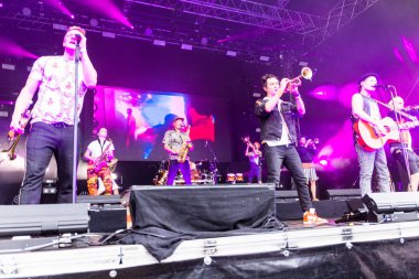 Kiel, Almanya - 26 Haziran 2019: Köln 'den Brasspop-Band Querbeat 125. Kiel haftası boyunca Rathaus Stage' de sahne alacak