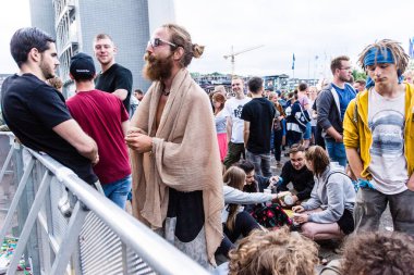 Kiel, Almanya - 26 Haziran 2019: Hip-hop-Band Antilopen Çetesi 125. Kiel haftası boyunca Rathaus Sahnesi 'nde sahne alacak