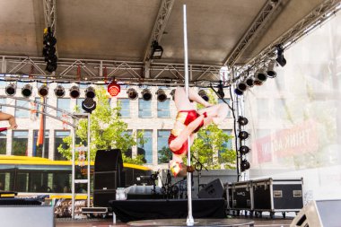 Kiel, Almanya - 25 Haziran 2019: The Pole-dance Kiel Academy şarkıcısı 125. Kiel haftası boyunca Ironman 'dan müzik eşliğinde dans etti. 