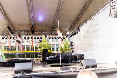 Kiel, Almanya - 25 Haziran 2019: The Pole-dance Kiel Academy şarkıcısı 125. Kiel haftası boyunca Kingsman 'dan müzik eşliğinde dans etti 