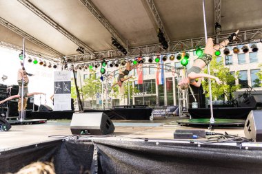 Kiel, Almanya - 25 Haziran 2019: The Pole-dance Kiel Academy şarkıcısı 125. Kiel haftasında Tomb Raider 'dan müzik eşliğinde dans ediyor 