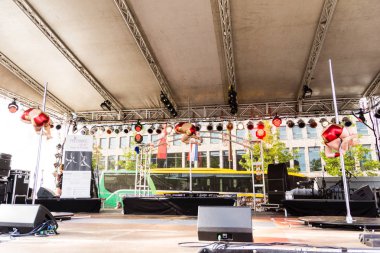 Kiel, Almanya - 25 Haziran 2019: The Pole-dance Kiel Academy şarkıcısı 125. Kiel haftası boyunca Ironman 'dan müzik eşliğinde dans etti. 