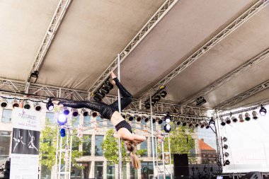 Kiel, Almanya - 25 Haziran 2019: The Pole-dance Kiel Academy şarkıcısı 125. Kiel haftasında Matrix 'ten müzik eşliğinde dans ediyor 