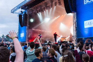 Kiel, Almanya - 26 Haziran 2019: Hip-hop-Band Antilopen Çetesi 125. Kiel haftası boyunca Rathaus Sahnesi 'nde sahne alacak
