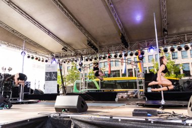Kiel, Almanya - 25 Haziran 2019: The Pole-dance Kiel Academy şarkıcısı James Bond 'dan müzik eşliğinde dans ediyor - 125. Kiel haftasında Solace Kuantum 
