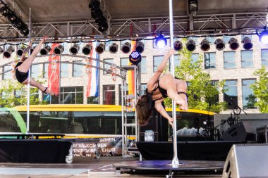 Kiel, Almanya - 25 Haziran 2019: The Pole-dance Kiel Academy şarkıcısı James Bond 'dan müzik eşliğinde dans ediyor - 125. Kiel haftasında Solace Kuantum 