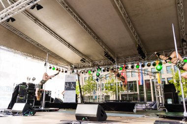 Kiel, Almanya - 25 Haziran 2019: The Pole-dance Kiel Academy şarkıcısı 125. Kiel haftasında Tomb Raider 'dan müzik eşliğinde dans ediyor 
