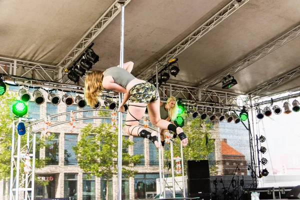 Kiel, Almanya - 25 Haziran 2019: The Pole-dance Kiel Academy şarkıcısı 125. Kiel haftasında Tomb Raider 'dan müzik eşliğinde dans ediyor 