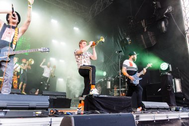 Kiel, Almanya - 26 Haziran 2019: Köln 'den Brasspop-Band Querbeat 125. Kiel haftası boyunca Rathaus Stage' de sahne alacak