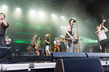 Kiel, Almanya - 26 Haziran 2019: Köln 'den Brasspop-Band Querbeat 125. Kiel haftası boyunca Rathaus Stage' de sahne alacak