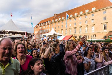Kiel, Almanya - 26 Haziran 2019: Köln 'den Brasspop-Band Querbeat 125. Kiel haftası boyunca Rathaus Stage' de sahne alacak
