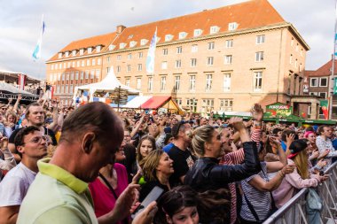 Kiel, Almanya - 26 Haziran 2019: Köln 'den Brasspop-Band Querbeat 125. Kiel haftası boyunca Rathaus Stage' de sahne alacak
