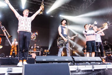 Kiel, Almanya - 26 Haziran 2019: Köln 'den Brasspop-Band Querbeat 125. Kiel haftası boyunca Rathaus Stage' de sahne alacak