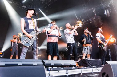 Kiel, Almanya - 26 Haziran 2019: Köln 'den Brasspop-Band Querbeat 125. Kiel haftası boyunca Rathaus Stage' de sahne alacak
